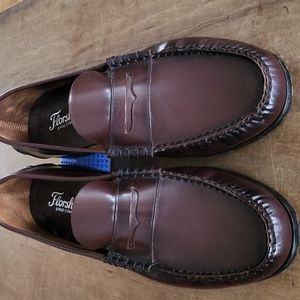 EUC. Beautiful burgundy leather, Florsheim men's moc penny loafers. Size: 11.